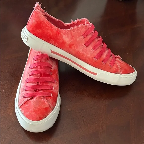 Stylish Red Canvas Sneakers - Picture 2 of 8